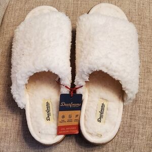 Dearfoams Slippers memory foam, brand new with tags. Sz 9/10 so plush. Cream